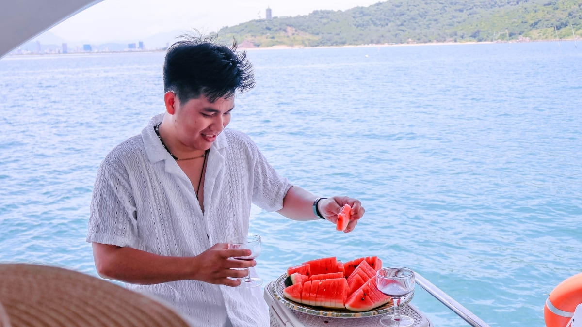 Thưởng thức trái cây tươi giữa biển khi đi cano du ngoạn Sơn Trà