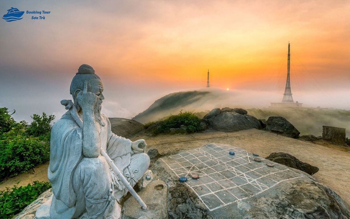 Tiên ông ngồi đánh cờ nổi bật ở đỉnh Bàn Cờ