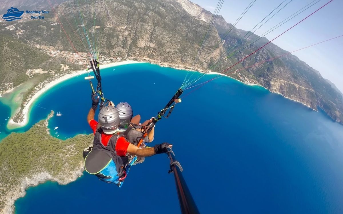 Dù lượn là trải nghiệm ngắm toàn cảnh Đà Nẵng từ trên cao