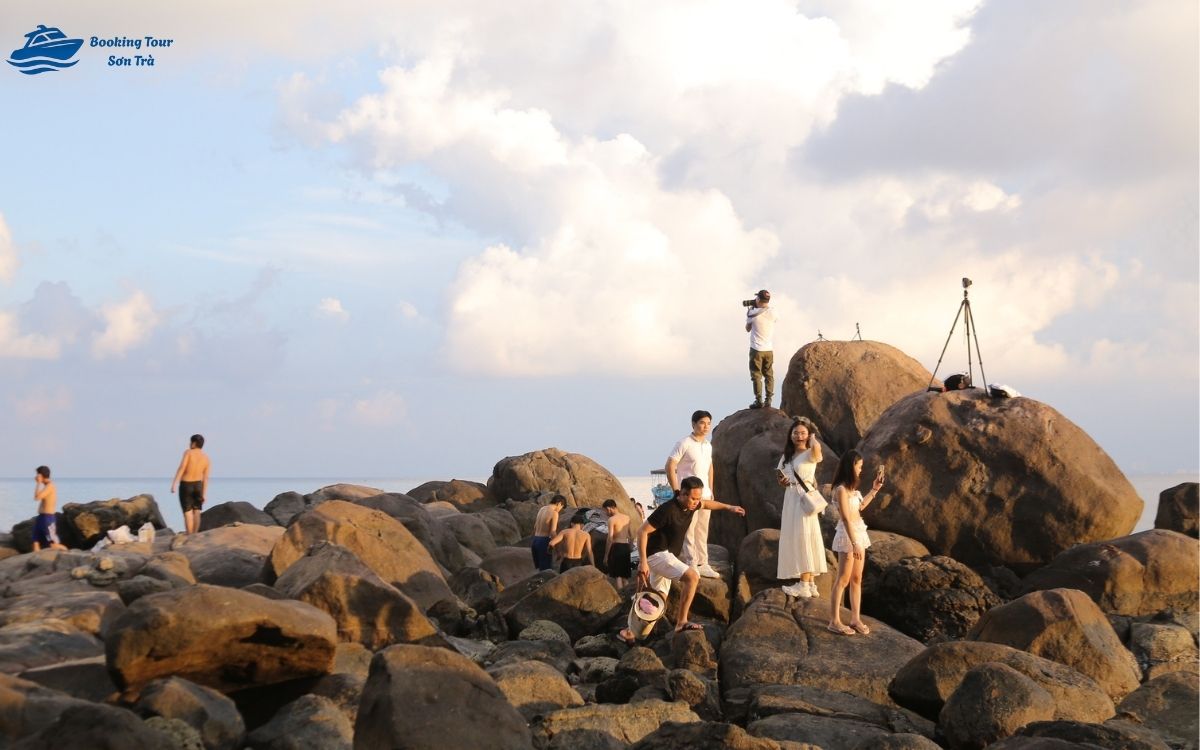 Bãi Đa nổi tiếng với hệ thống đá đen