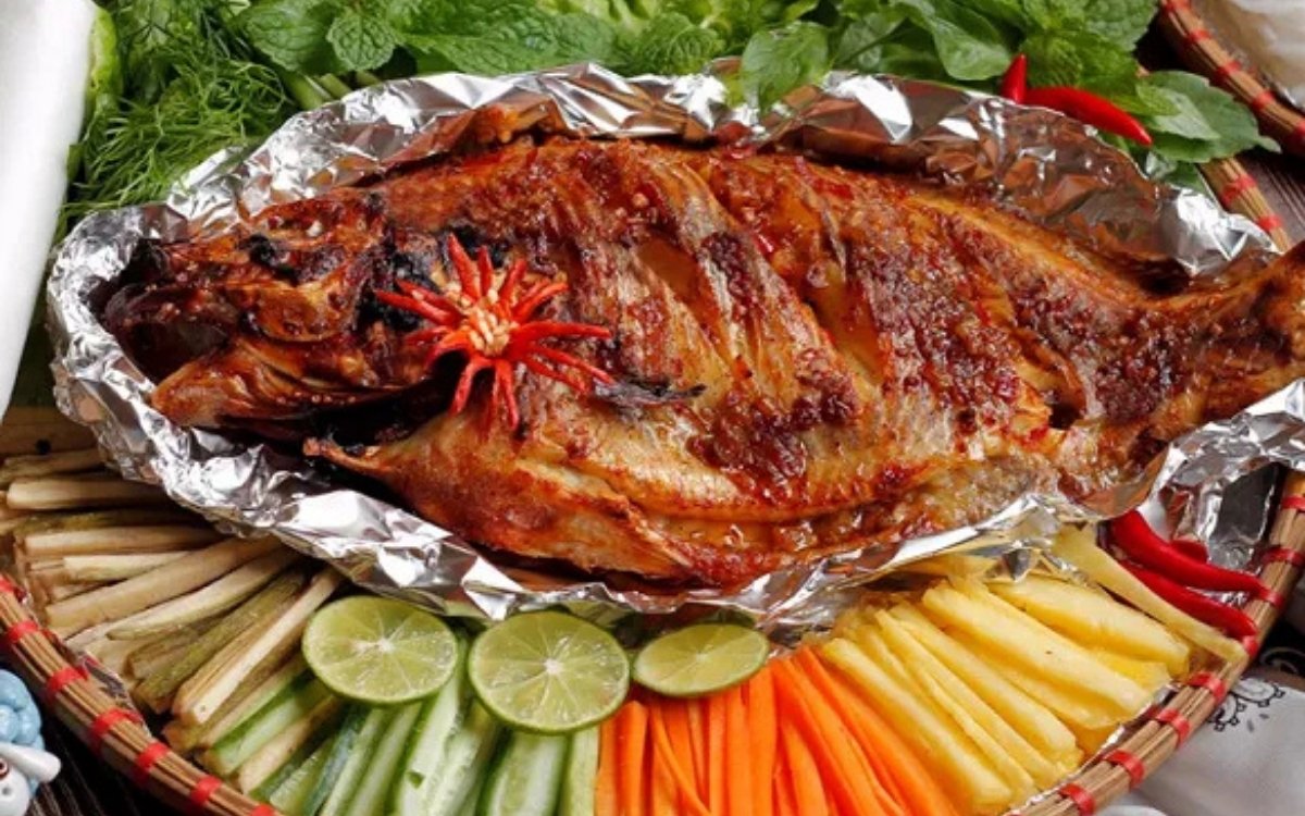 Ăn gì ở Bán đảo Sơn Trà? Cẩm nang ẩm thực từ đại dương đến núi rừng 2 Nếu không biết ăn gì ở Bán đảo Sơn Trà thì cá dìa là một lựa chọn