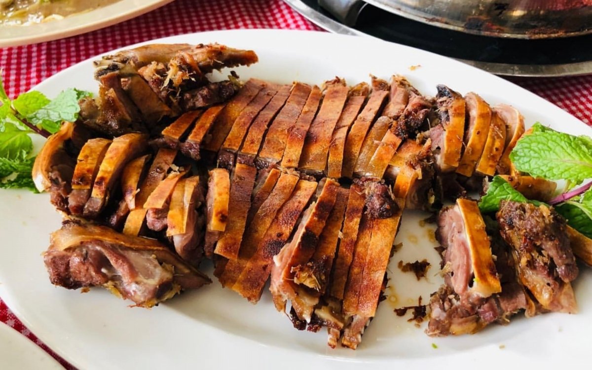 Ăn gì ở Bán đảo Sơn Trà? Cẩm nang ẩm thực từ đại dương đến núi rừng 5 Heo rừng nướng là một món được ưa chuộng khi đi Sơn Trà Đà Nẵng