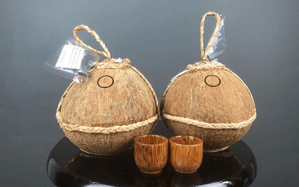 Ăn gì ở Bán đảo Sơn Trà? Cẩm nang ẩm thực từ đại dương đến núi rừng 6 Rượu dừa là một đặc sản của Sơn Trà, Đà Nẵng