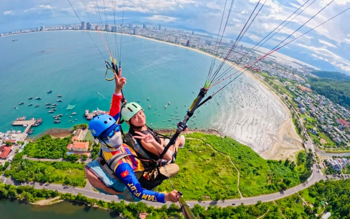 Bán đảo Sơn Trà Đà Nẵng: Cẩm nang khám phá trọn vẹn "Viên ngọc quý" 12 Chinh phục thử thách dù lượn tại Bán đảo Sơn Trà