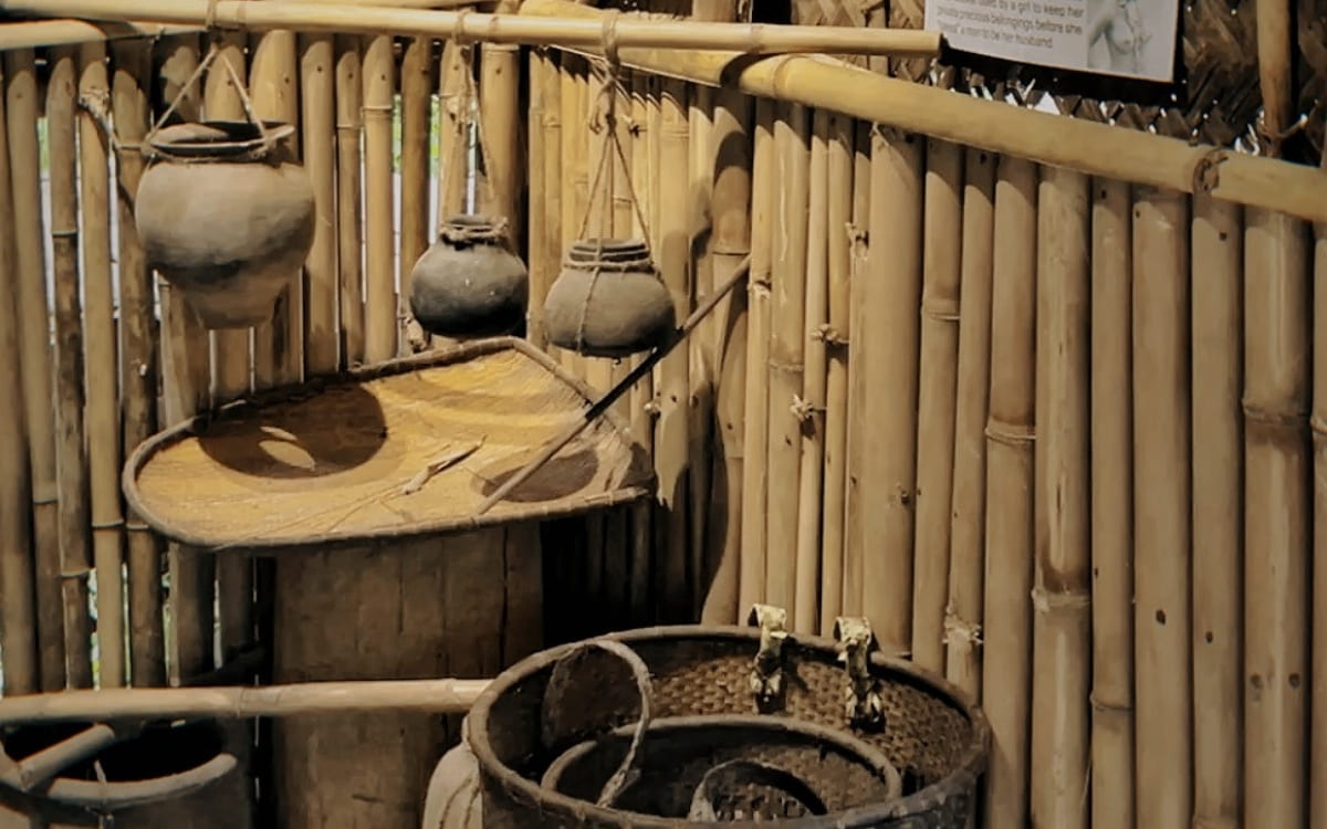 Bảo tàng Đồng Đình Sơn Trà: Giải mã Khu Vườn Ký Ức đầy nghệ thuật 6 Các hiện vật của đồng bào dân tộc tại Bảo tàng Đồng Đình Đà Nẵng