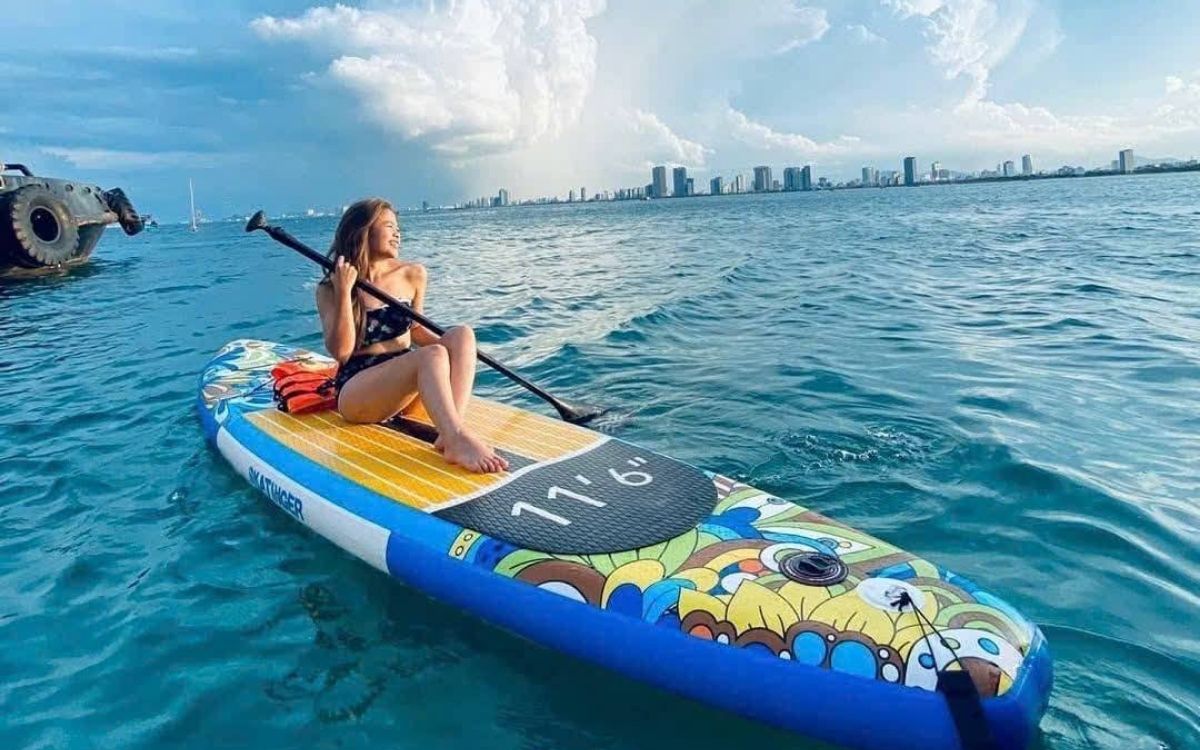 Du khách chèo SUP ở bãi Obama khám phá vẻ gai góc của thiên nhiên