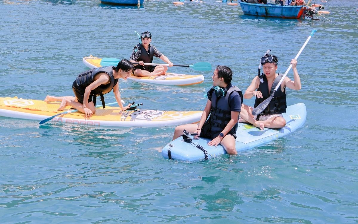 Trải nghiệm chèo SUP được tích hợp trong tour cano của Booking Tour Sơn Trà