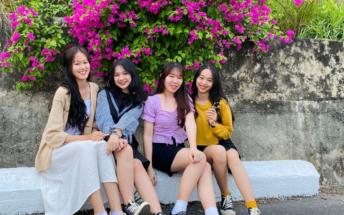 Hoa giấy Sơn Trà: "Nàng thơ" tháng 3 và bí kíp check-in cực phẩm 5 Các bộ trang phục phù hợp khi check-in hoa giấy Sơn Trà