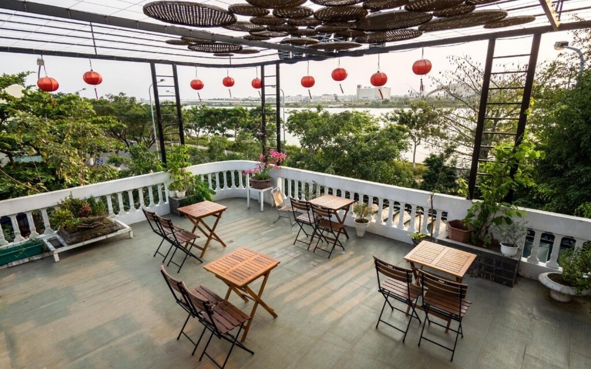 Review 12+ homestay Sơn Trà Đà Nẵng: Nơi ở đẹp cho mọi gu! 9 Sân thượng với đèn lồng cổ tại Homestay 1986