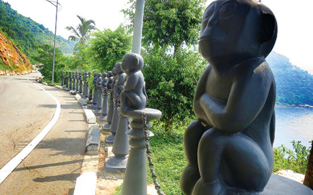 Khỉ Sơn Trà: Giải mã Núi Khỉ và cách quan sát Voọc Chà Vá Chân Nâu 3 Các bức tượng Khỉ Sơn Trà dọc đường đi lên Bán đảo