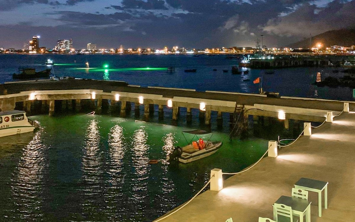 Marina Sơn Trà Đà Nẵng: Tọa độ "Santorini" giữa lòng bán đảo thơ mộng 10 Góc nhìn về đêm tại Marina Sơn Trà Đà Nẵng