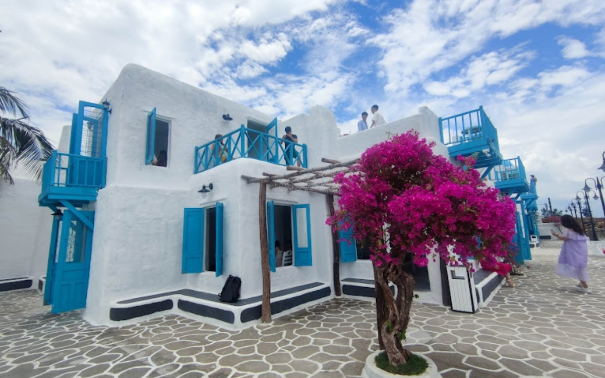 Marina Sơn Trà Đà Nẵng: Tọa độ "Santorini" giữa lòng bán đảo thơ mộng 3 Khung cảnh Santorini trắng xanh đan xen tại Marina Sơn Trà Đà Nẵng