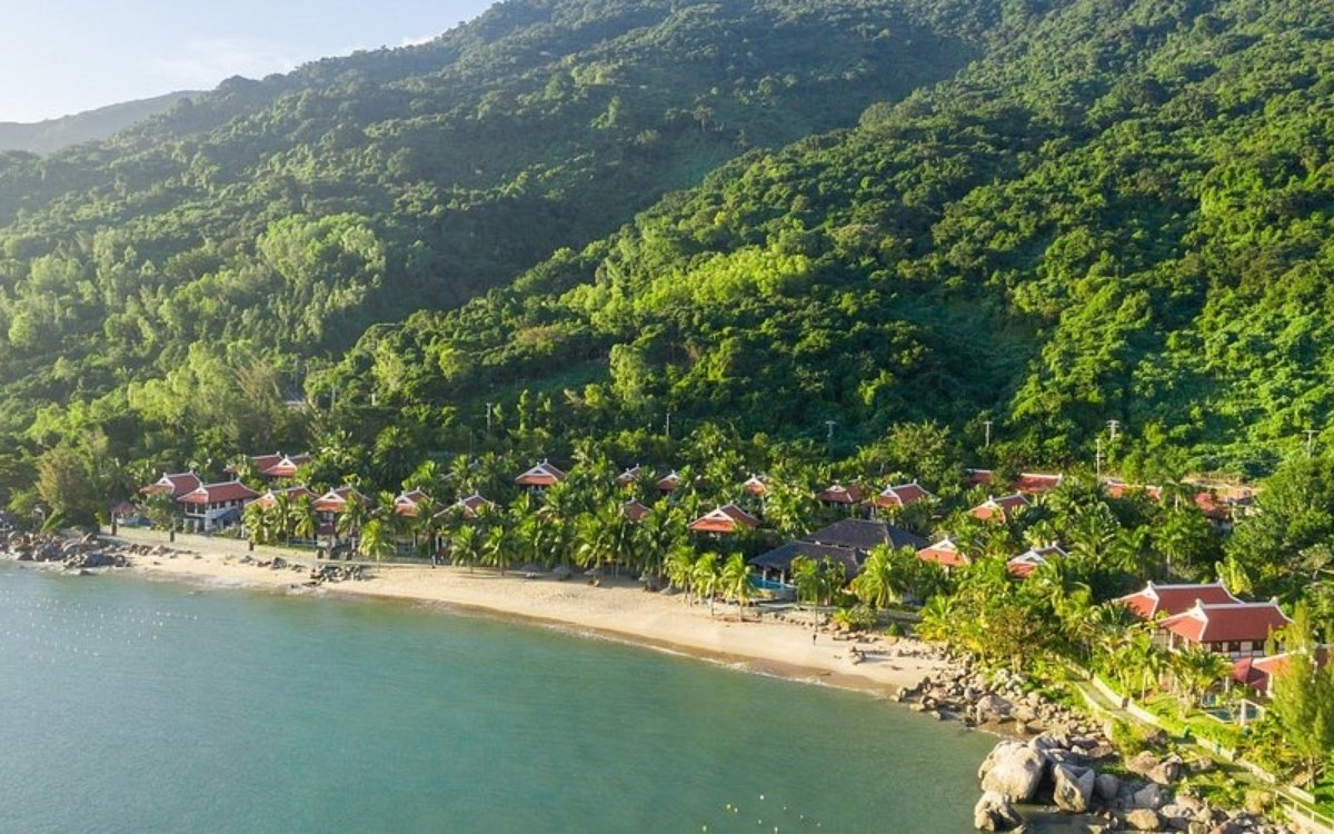 Kinh nghiệm chọn 3 resort Bán đảo Sơn Trà: Review chi tiết từ A-Z 3 Các căn biệt thự riêng tư xen kẽ tại Sơn Trà Resort & Spa