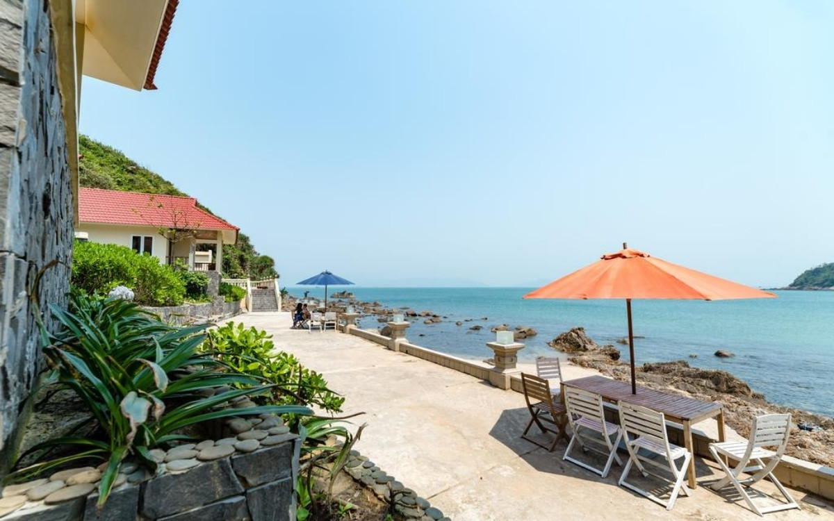 Kinh nghiệm chọn 3 resort Bán đảo Sơn Trà: Review chi tiết từ A-Z 6 Sóng vỗ rì rào bên hiên nhà mỗi sáng tại Tiên Sa Retreat