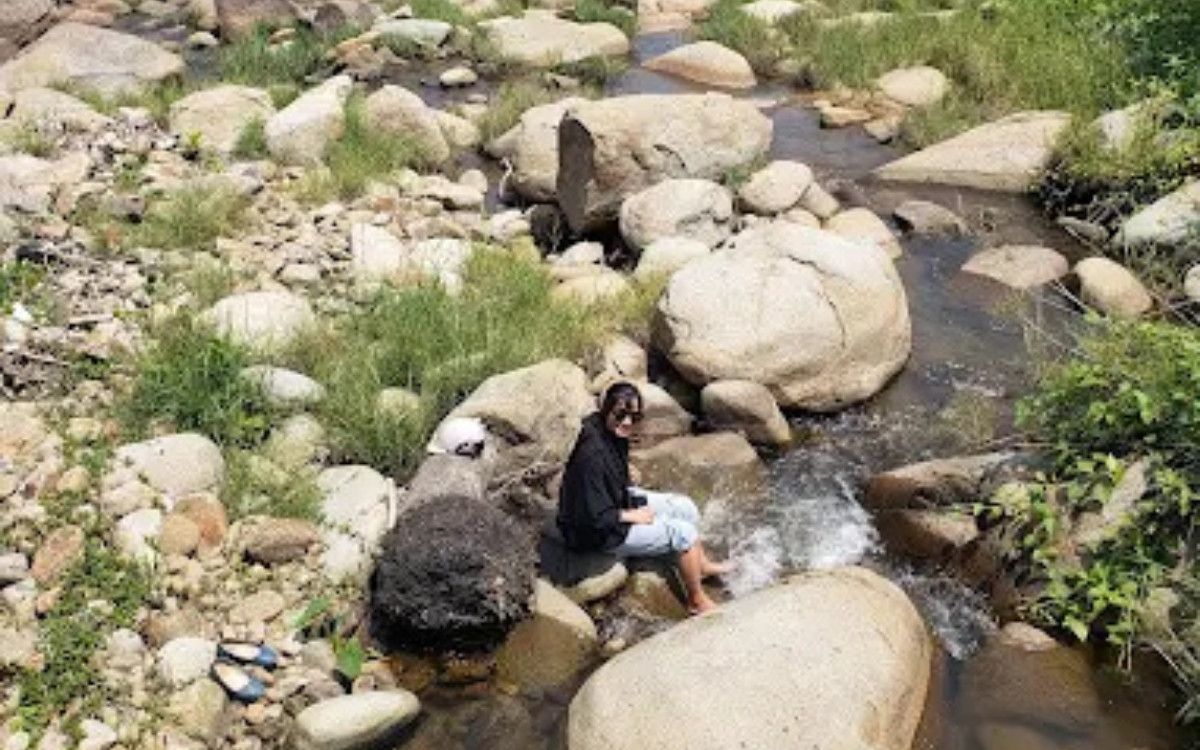 Suối Ôm Sơn Trà: Cẩm nang chinh phục và quy định mới nhất 2026 5 Ngâm chân thư giãn trong dòng nước suối tại Suối Ôm Sơn Trà