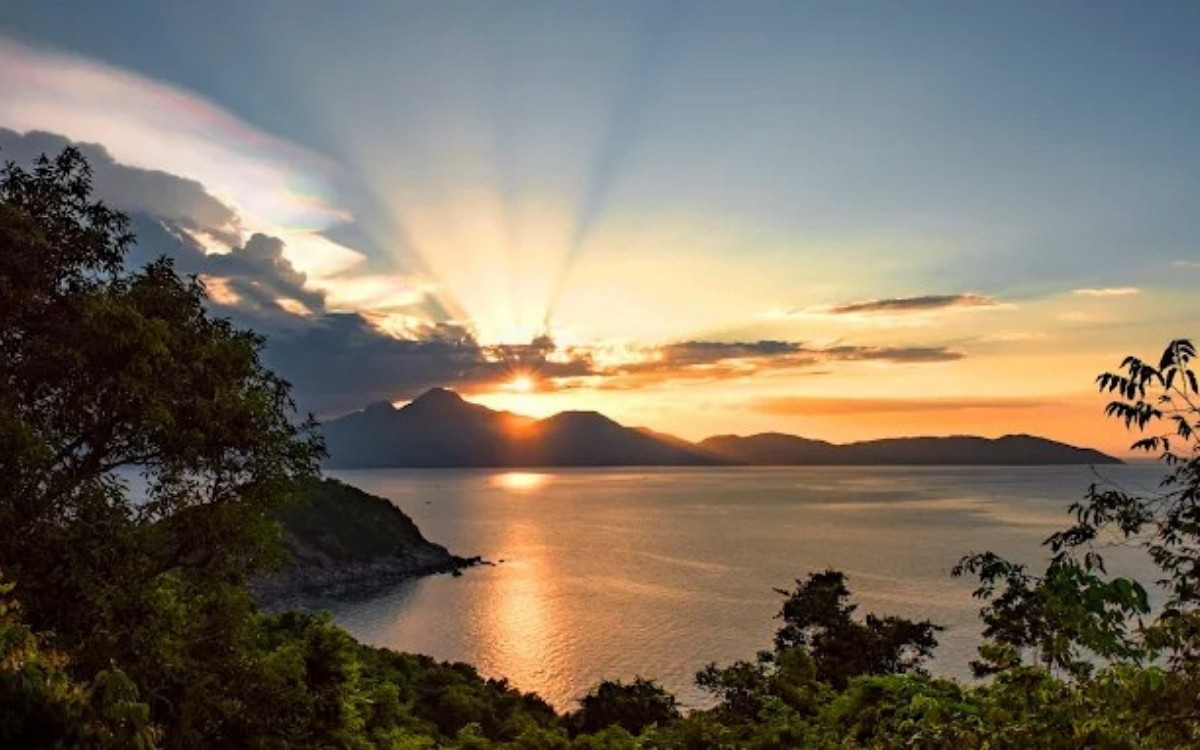 Suối Ôm Sơn Trà: Cẩm nang chinh phục và quy định mới nhất 2026 7 Hoàng hôn ngắm nhìn từ Suối Ôm Sơn Trà Đà Nẵng